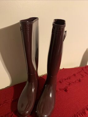 Hunter Tall Gloss Rain Boots in Deep Burgundy